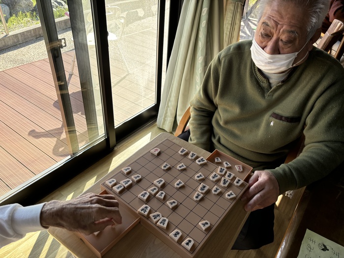 久しぶりに将棋がしたいというご利用者さんからリクエストがありました！陽の当たる窓際で真剣勝負！脳トレにもなりますね！
